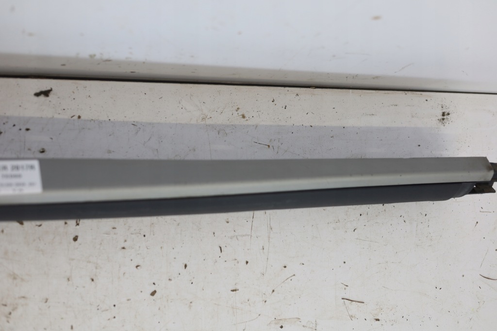 Молдинг накладка порог правая 764260812r dacia duster 1 рестайлинг  13-17 с Разборки