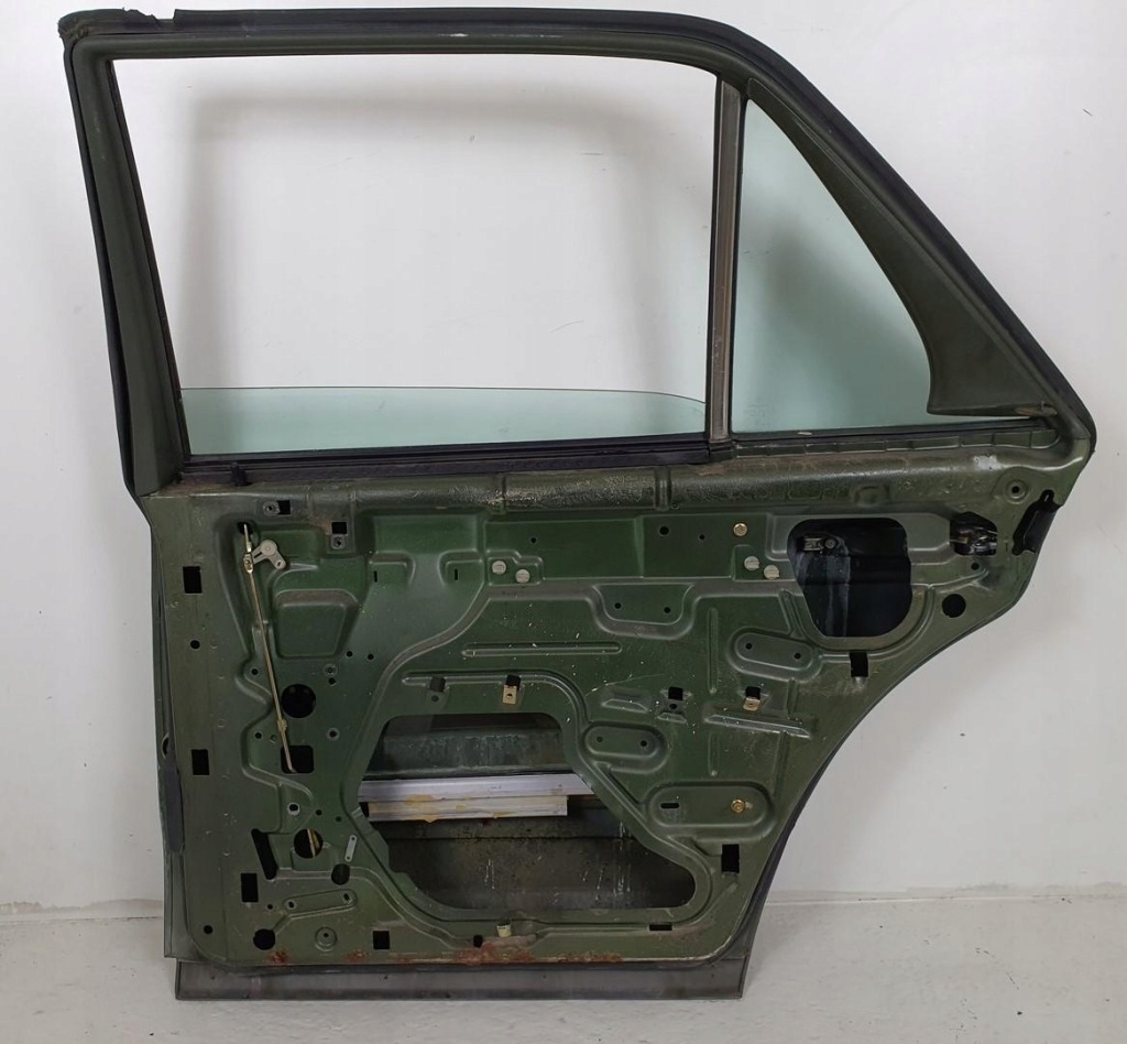 Дверь правый задний  задние 876 mercedes w126 Оригинал