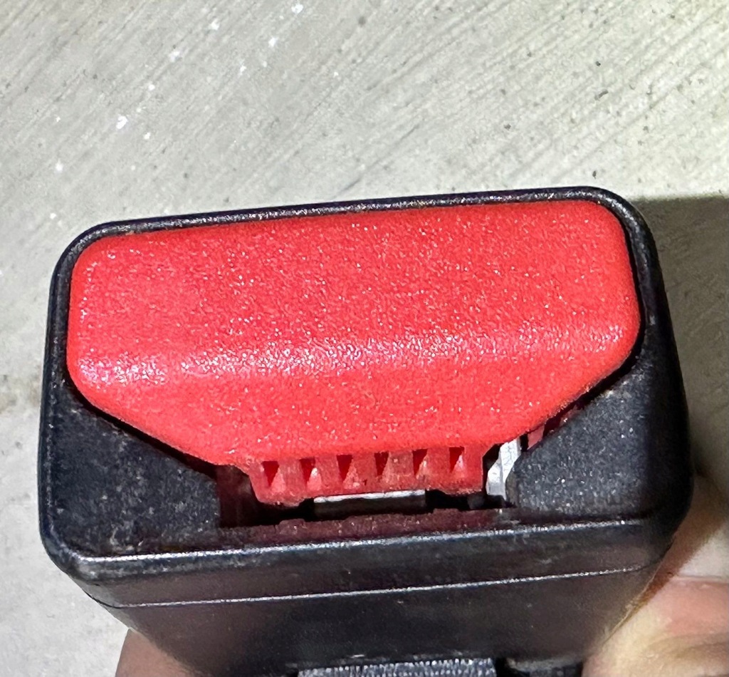 фото №7, Citroen ds3 crossback 2019- клипса вставка ремней поперечина сиденье задняя