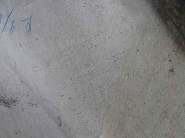 Mitsubishi pajero 3 2003r молдинг подкрылок / крыла правый  перед mn117210 с Разборки