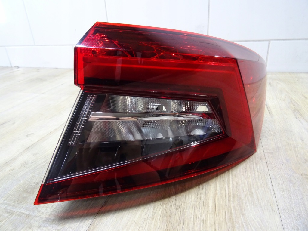 фото №1, Skoda karoq лампа правая задняя led 57a945208