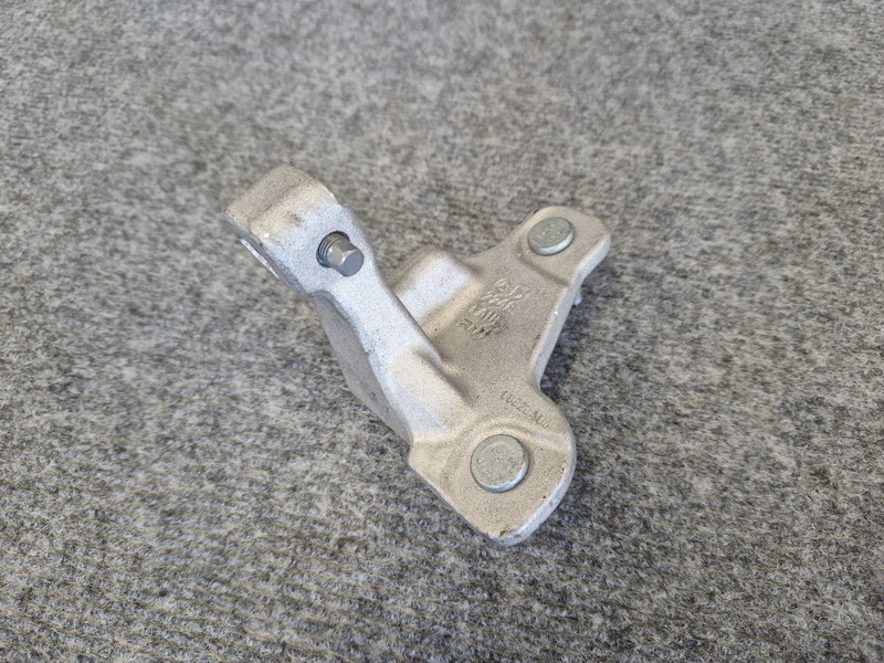 фото №1, Mercedes e klasa 213 w213 петля дверь перед оригинальный номер