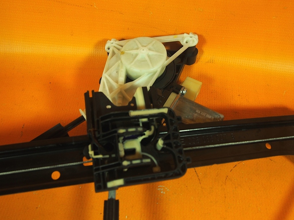 фото №8, Audi a3 s3 8v направляющая стекло перед левая двигатель 8v4837461