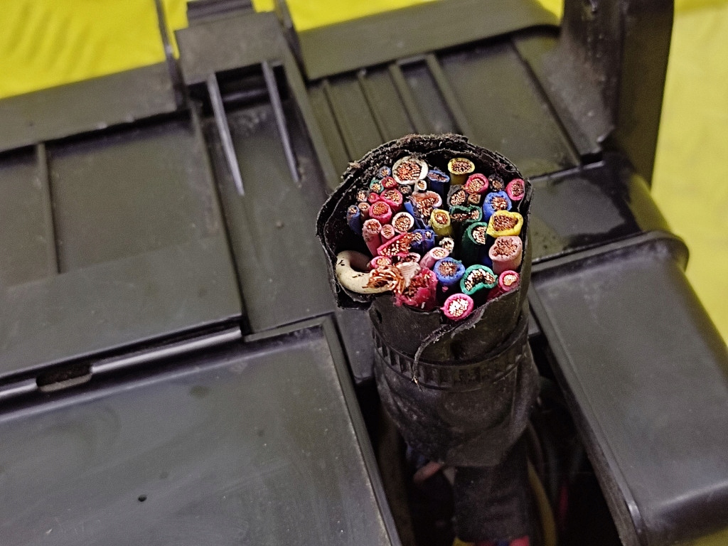 фото №7, Hyundai santa fe i коробка запобіжників 9121326003