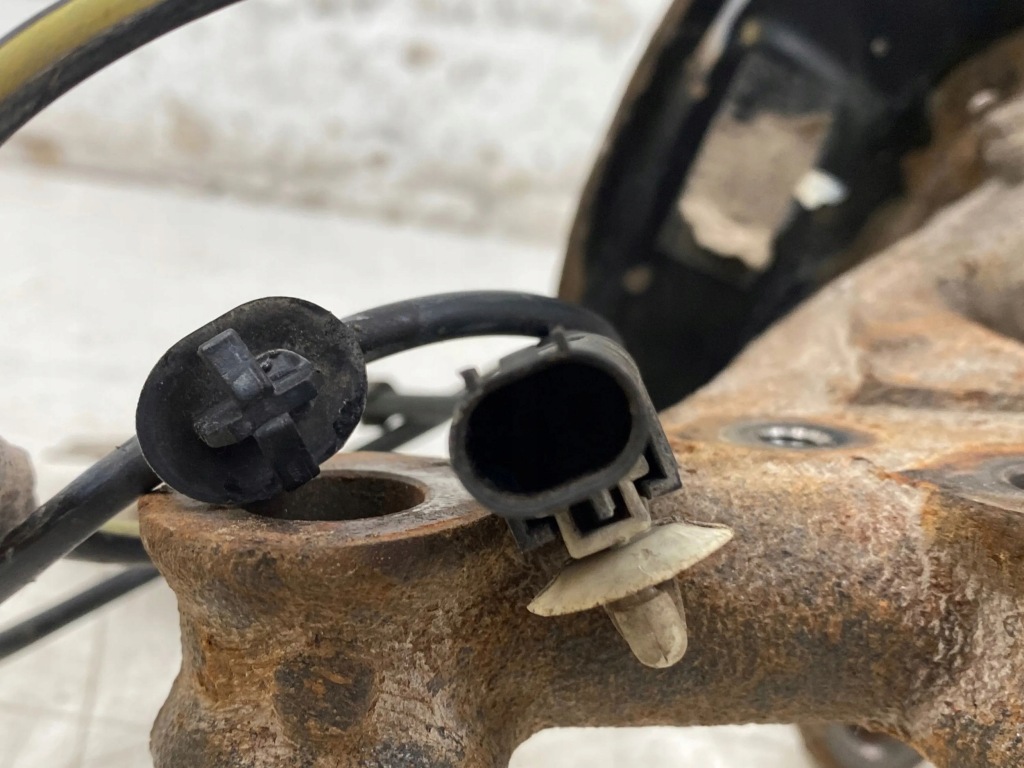 Купити 2008 toyota corolla e140 e150 ступиця колеса передній