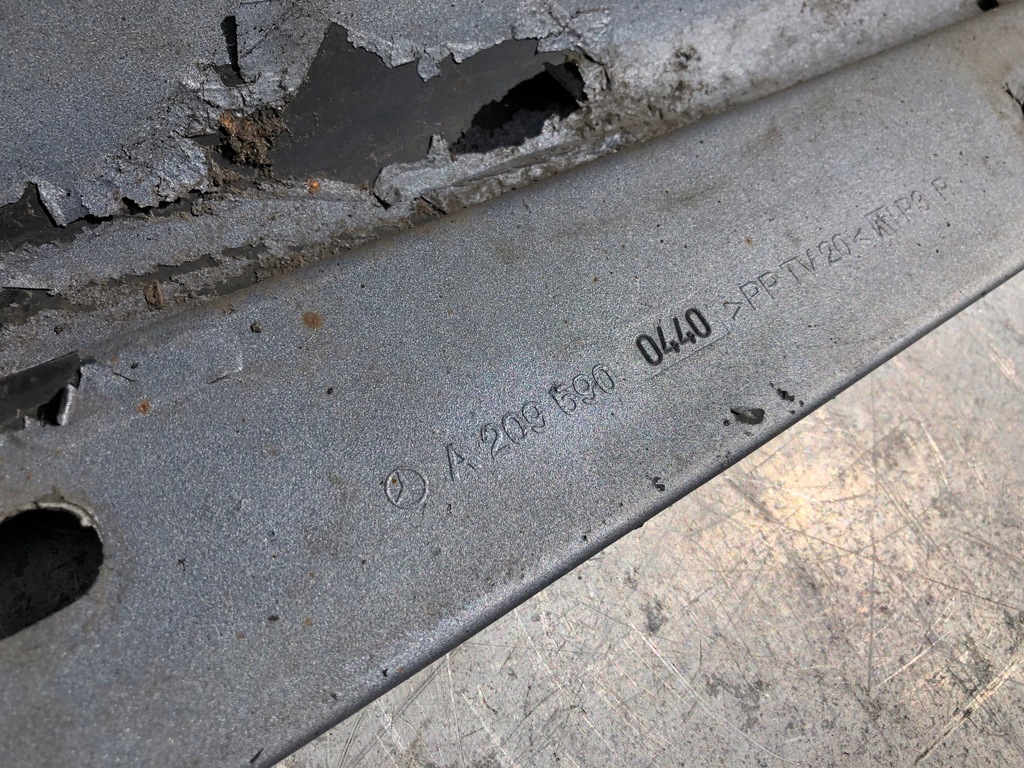 фото №7, Mercedes w209 правая молдинг порог накладка 744