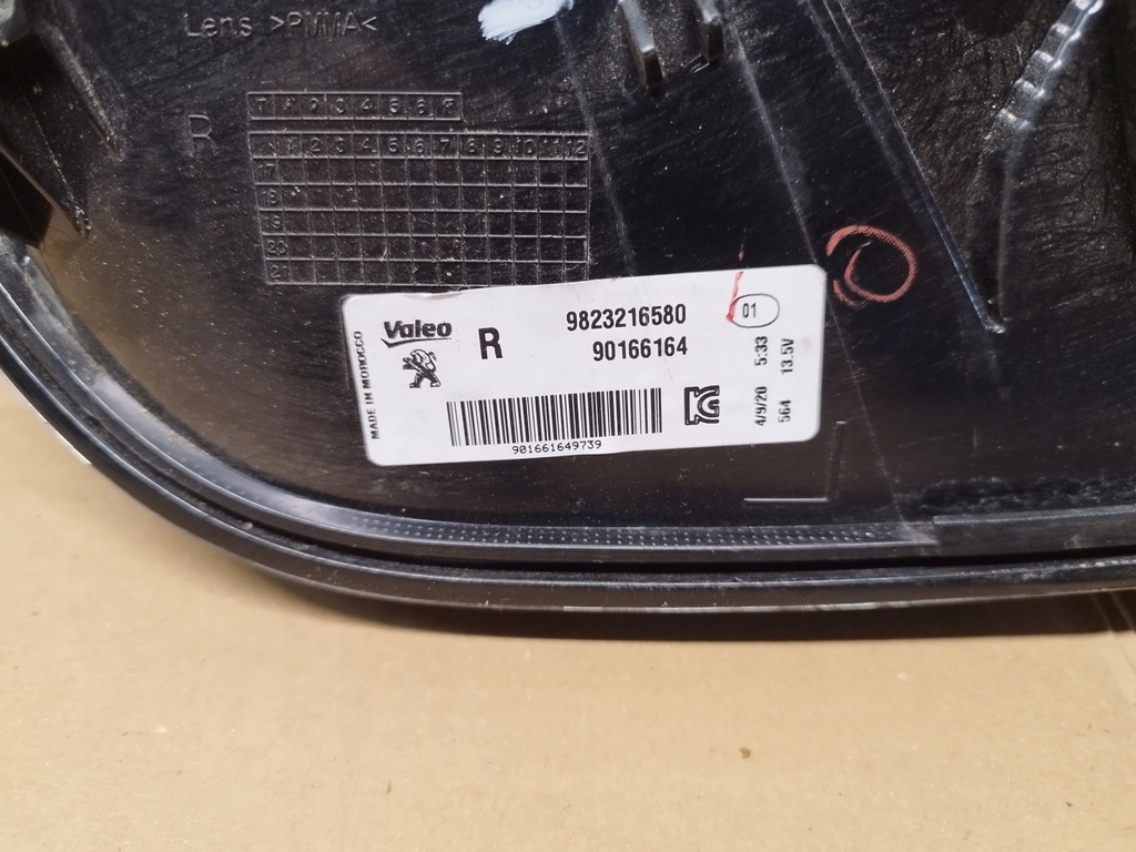фото №8, Peugeot 208 лампа задняя правая 9823216580