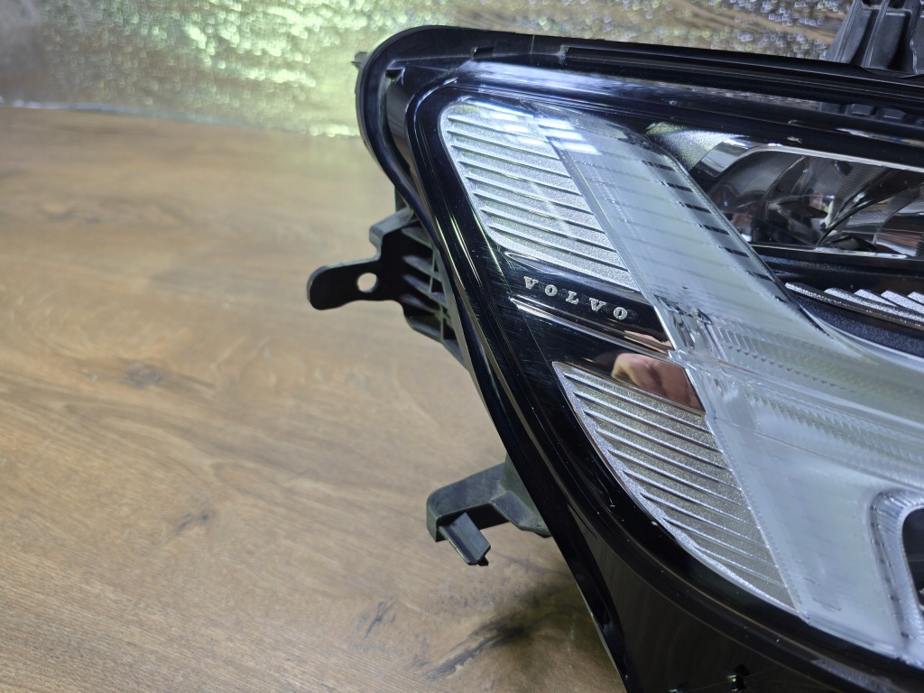 Volvo v60 s60 18- фара перед передняя правый  full led 31656888 Киев