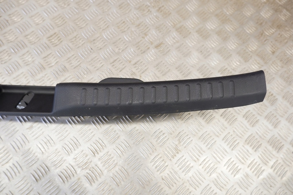 фото №7, Молдинг декоративная багажника toyota yaris _p21_ 64716k0020 1.5l hybrid 85kw