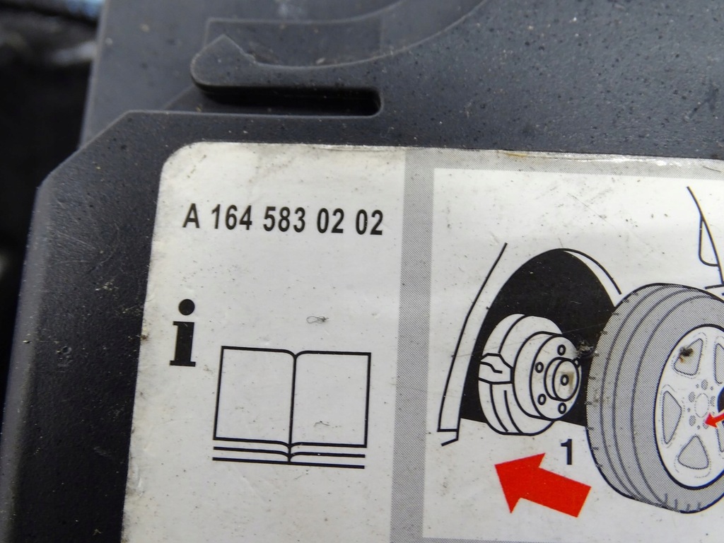 фото №8, Вкладыш пена багажника болт компрессор mercedes w251 a2518990461