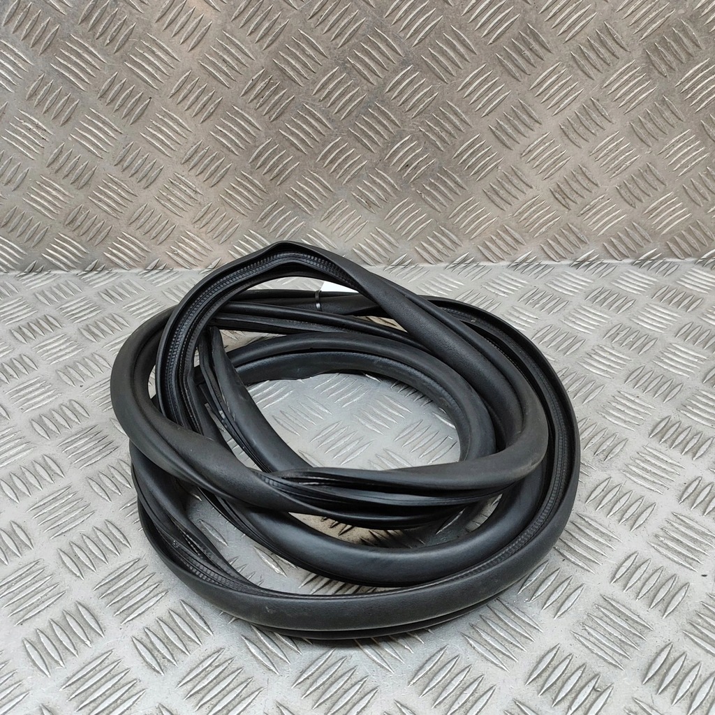 фото №6, Toyota yaris cross 2022 ліва сторона гумовий прокладка двері задніх