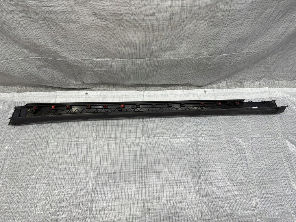 Накладка накладка порога  ліва maserati grecale modena 670195182 в Україні