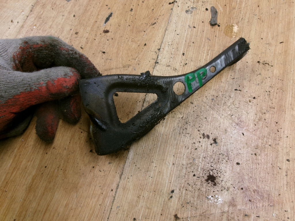 фото №1, Mazda 6 gh кронштейн кронштейн крыла правое