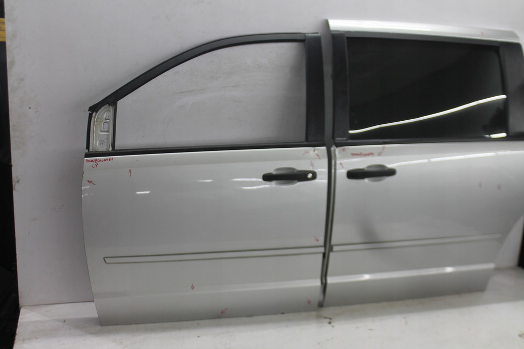 фото №1, Дверь левый перед voyager town country 07-16