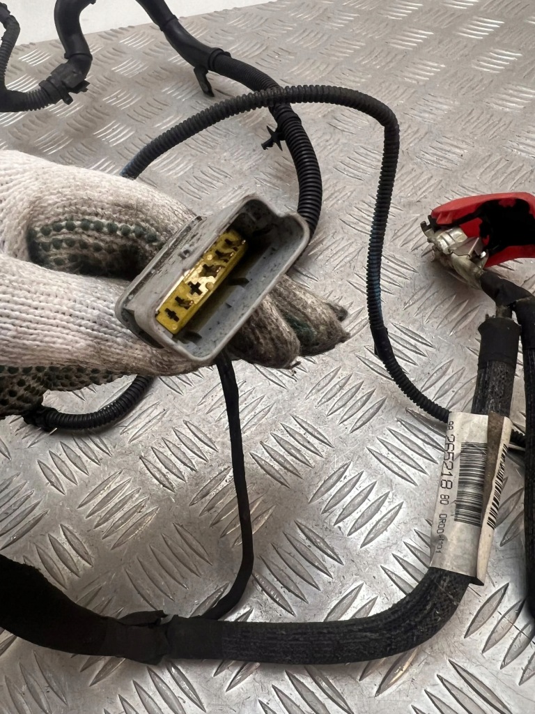 Peugeot 5008 2 2017 plus / клема / шланг акумулятор 9826521880 Недорого