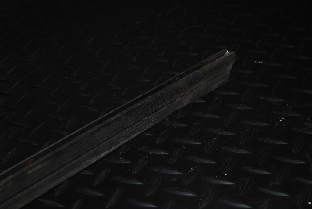 фото №8, Audi a8 d2 молдинг уплотнитель правый задняя хром