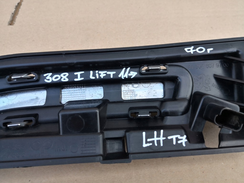 фото №11, Peugeot 308 i lift молдинг решітка права бампера