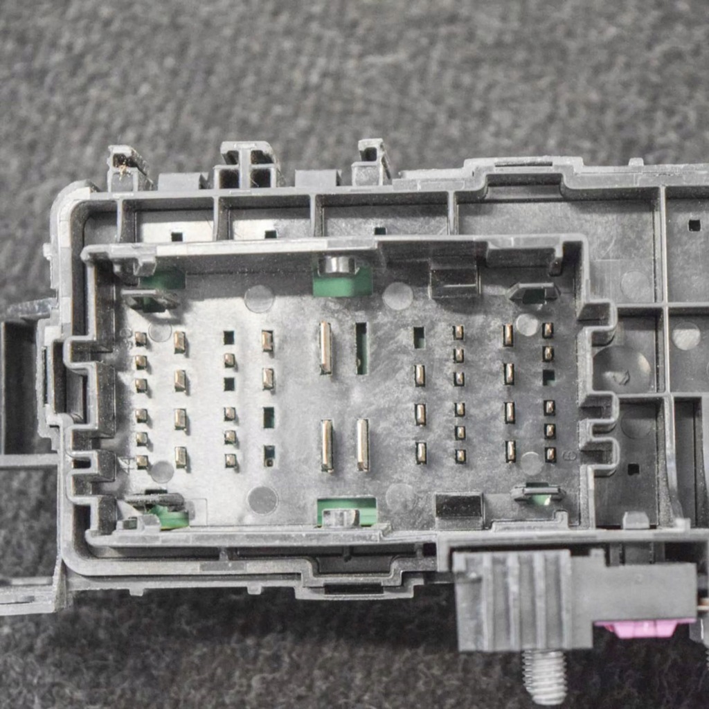 Tesla model x 2016 рамка / модуль запобіжників Недорого