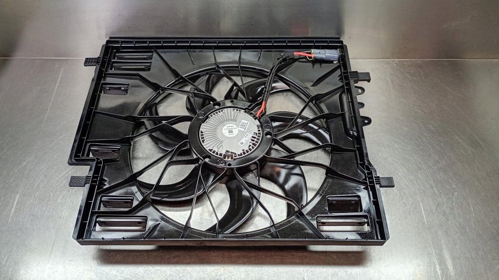 Вентилятор радиатора новый оригинальный номер 31657772 volvo xc90 2 15-23r 2.0d d4 d5 t5 t6 Оригинал