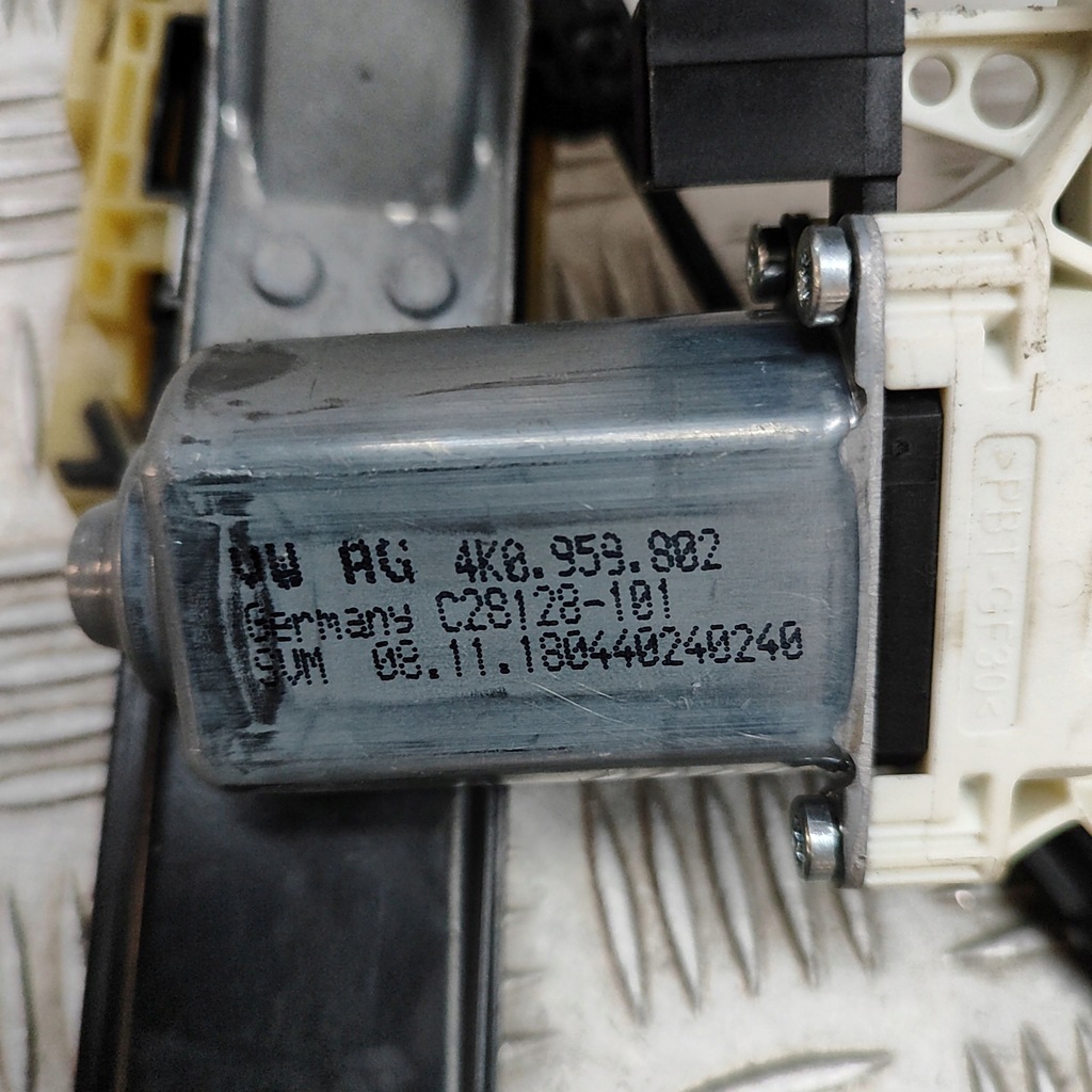 фото №7, Audi e-tron 2019 задняя сторона левая электрический подъемник стекло дверь задних