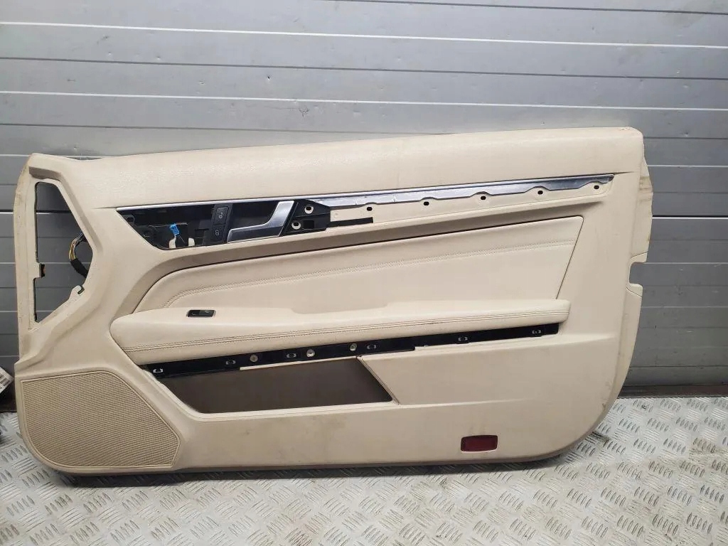 Обшивка передних правых дверь mercedes-benz e купе c207 a2077200251 с Разборки