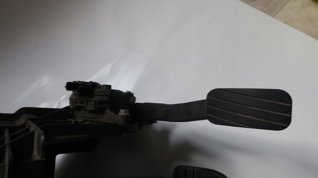 фото №1, Потенциометр педаль газа renault master iii movano b 180101626r