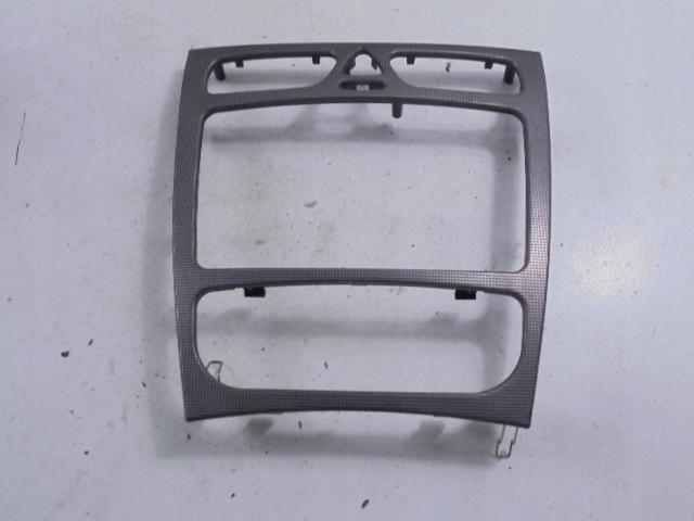 фото №1, Mercedes c w203 консоль рамка радио 00-04 4d a2036809039