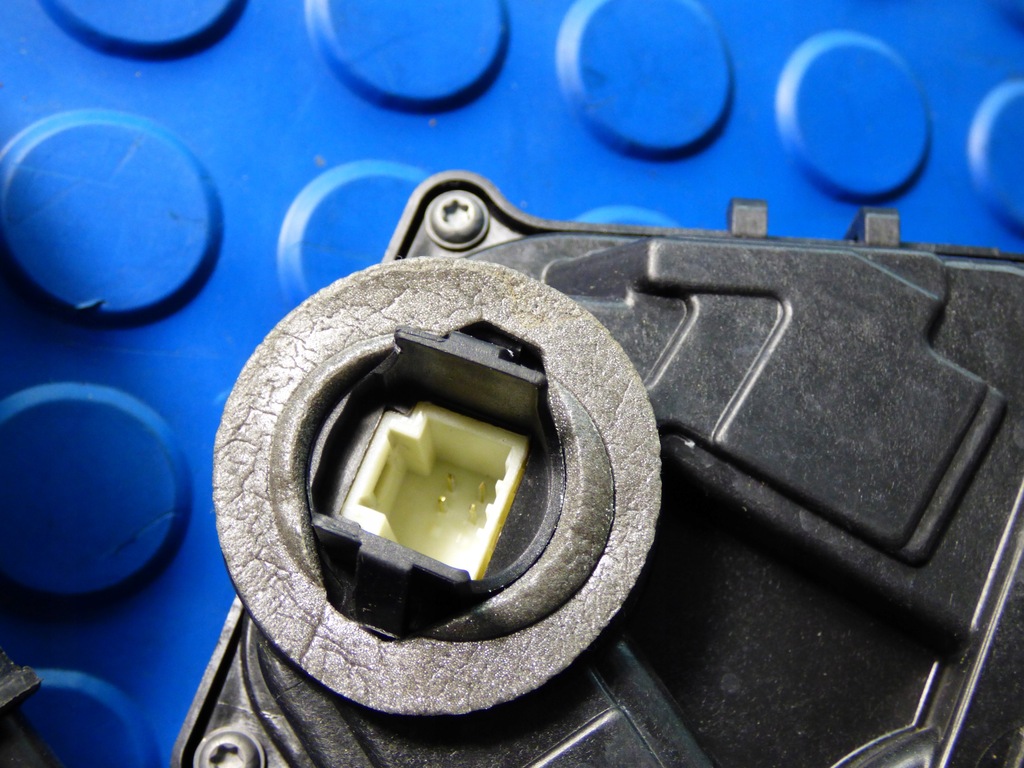 фото №5, Замок двері правий задня 825021122r 4pin captur ii