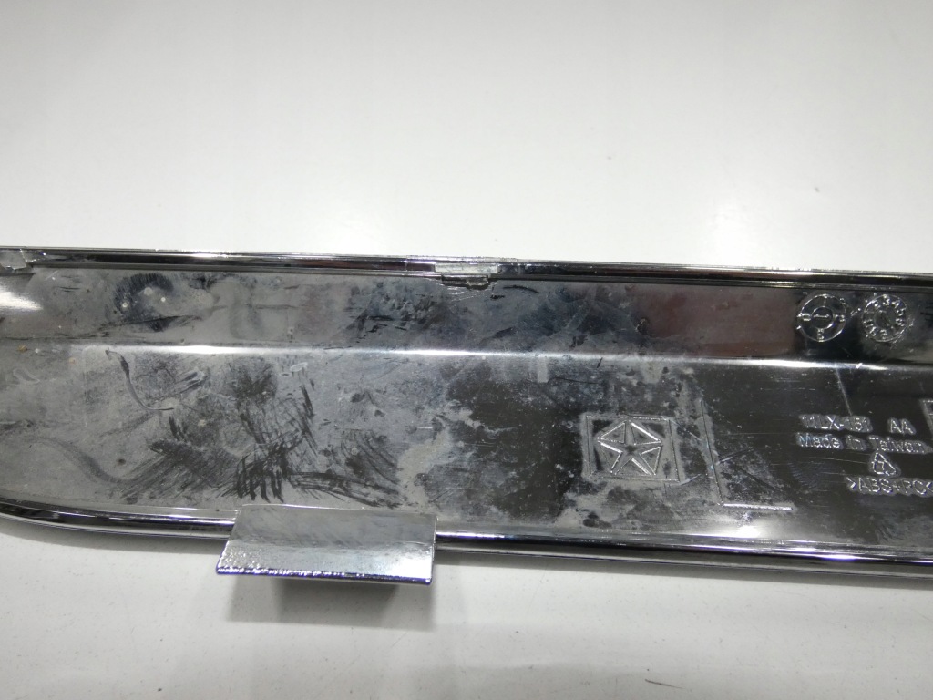 Хром, молдинг бампера передний chrysler 300c левый 251. в Украине