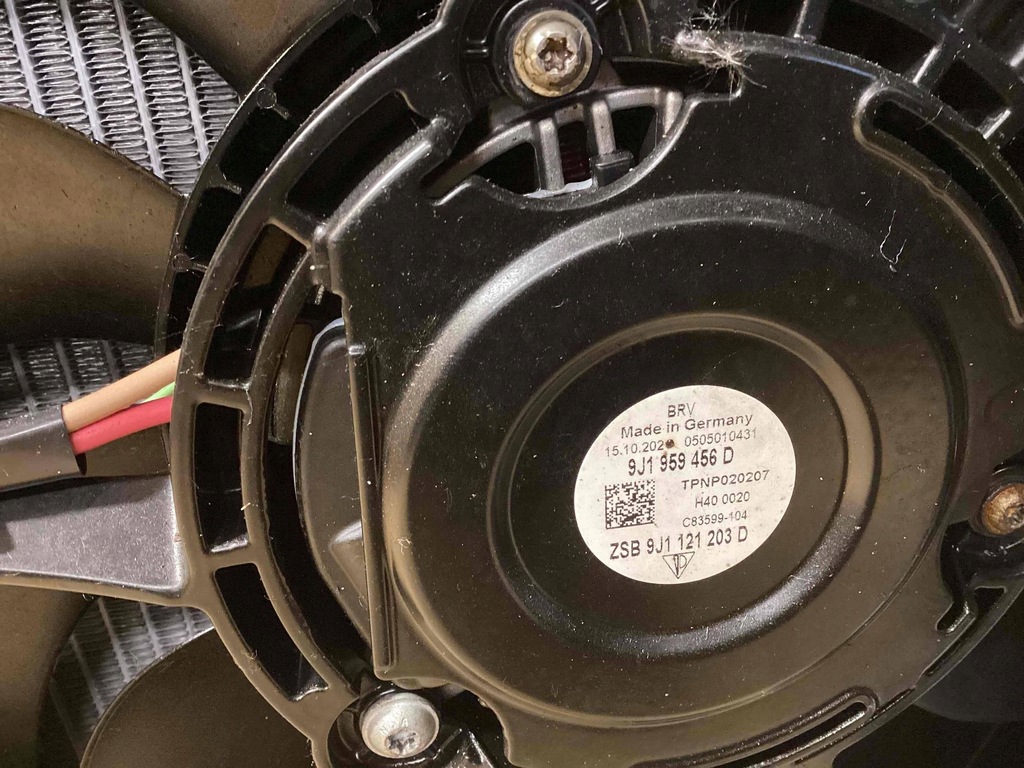 фото №9, Porsche taycan 9j1 2007 перед сторона левая радиатор комплектная