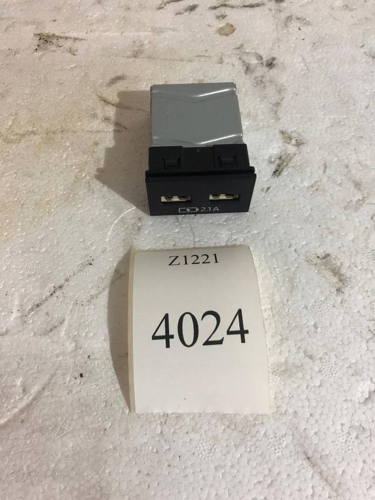 фото №1, Разъём разъём usb rav4 19- 85532-42020