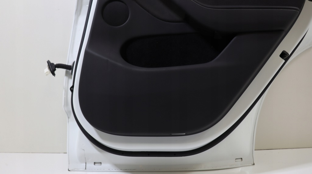 Tesla model y 2020- дверь правое задний  задние 1493562-ec-a 1641703-ed-a Оригинал