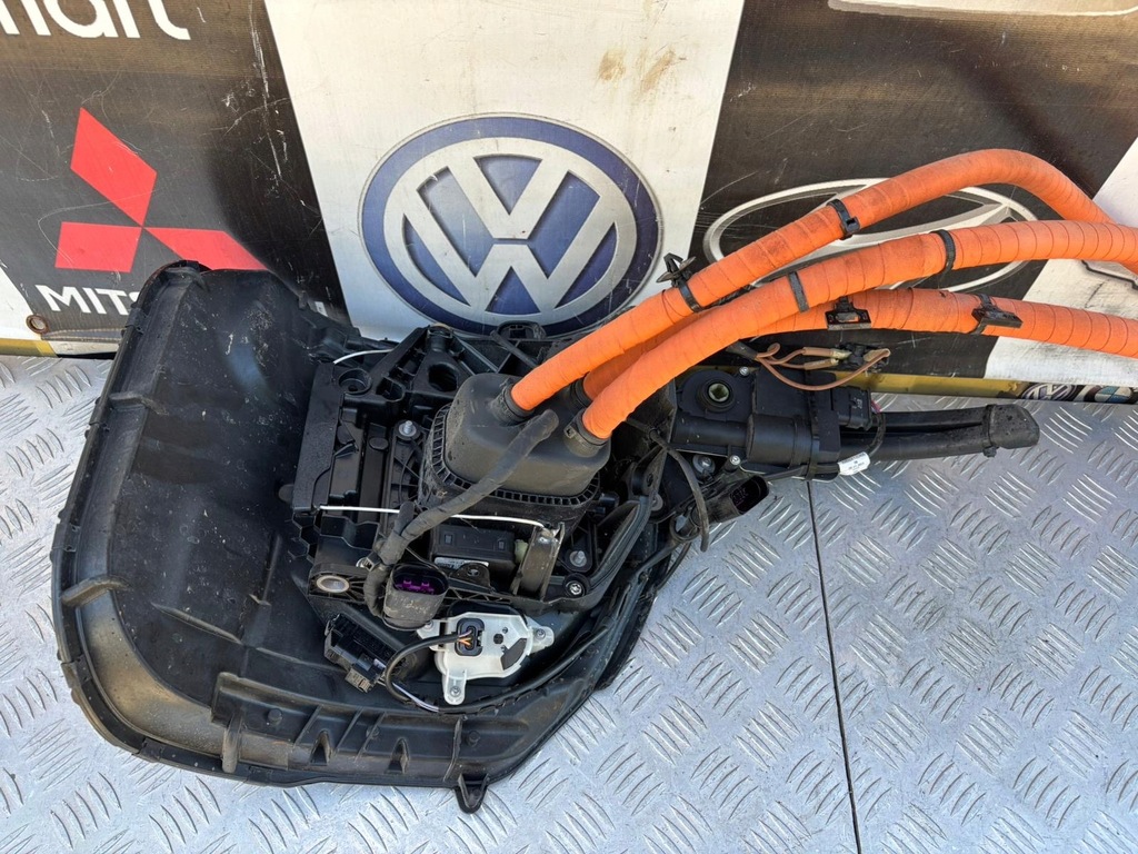 фото №7, Porsche taycan 4s разъём зарядки правое механизм открывания 9j1821942e