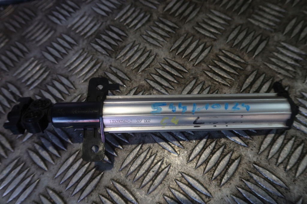 фото №1, Citroen c4 picasso peugeot sprysk омыватель левый фара насадка 566819