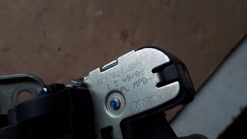 фото №6, Audi оригинальный номер 8k9827505 замок крышки багажника