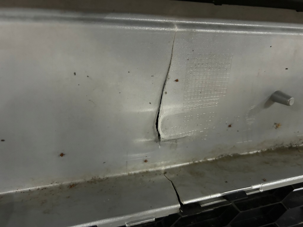 Бампер перед передний skoda octavia iii 5e0 bez отверстий + решётка радиатора Цена