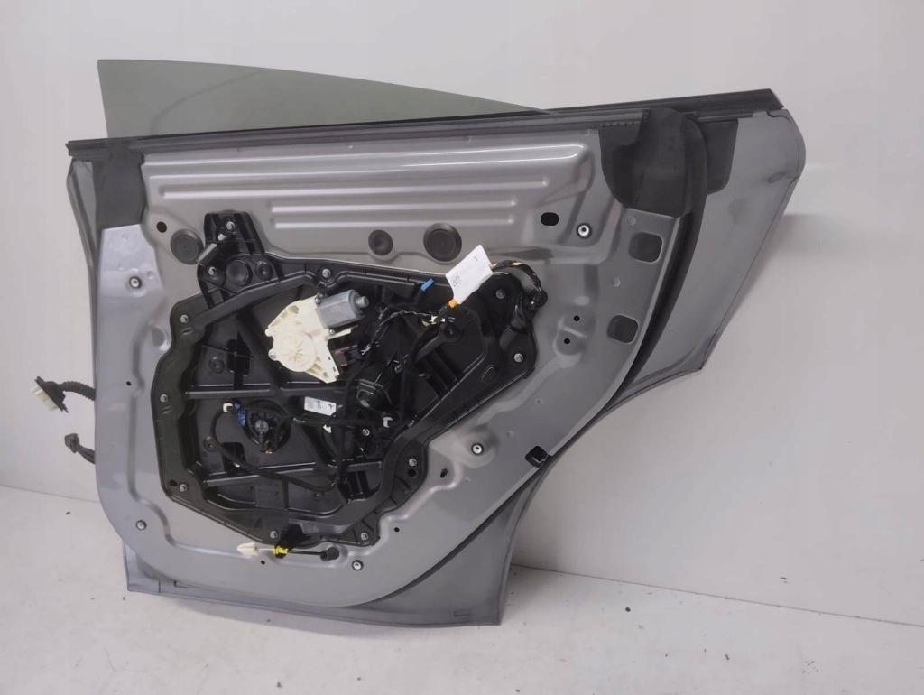 Tesla model y 2023 задній праве повний pmss Зі Шроту