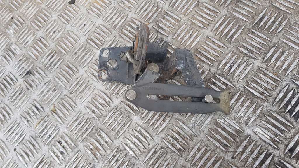 фото №2, Audi a8 d2 засов петля капот 4d0823485s