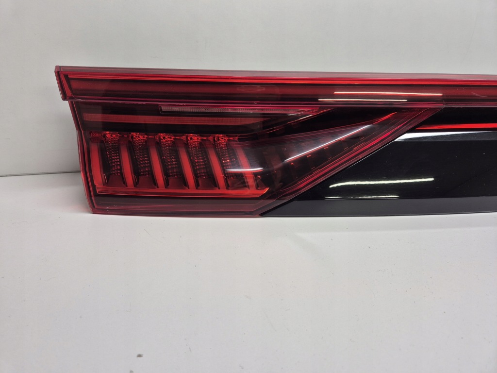 фото №8, Audi q8 4m8 накладка задняя led basic оригинал europa 4m8945095m