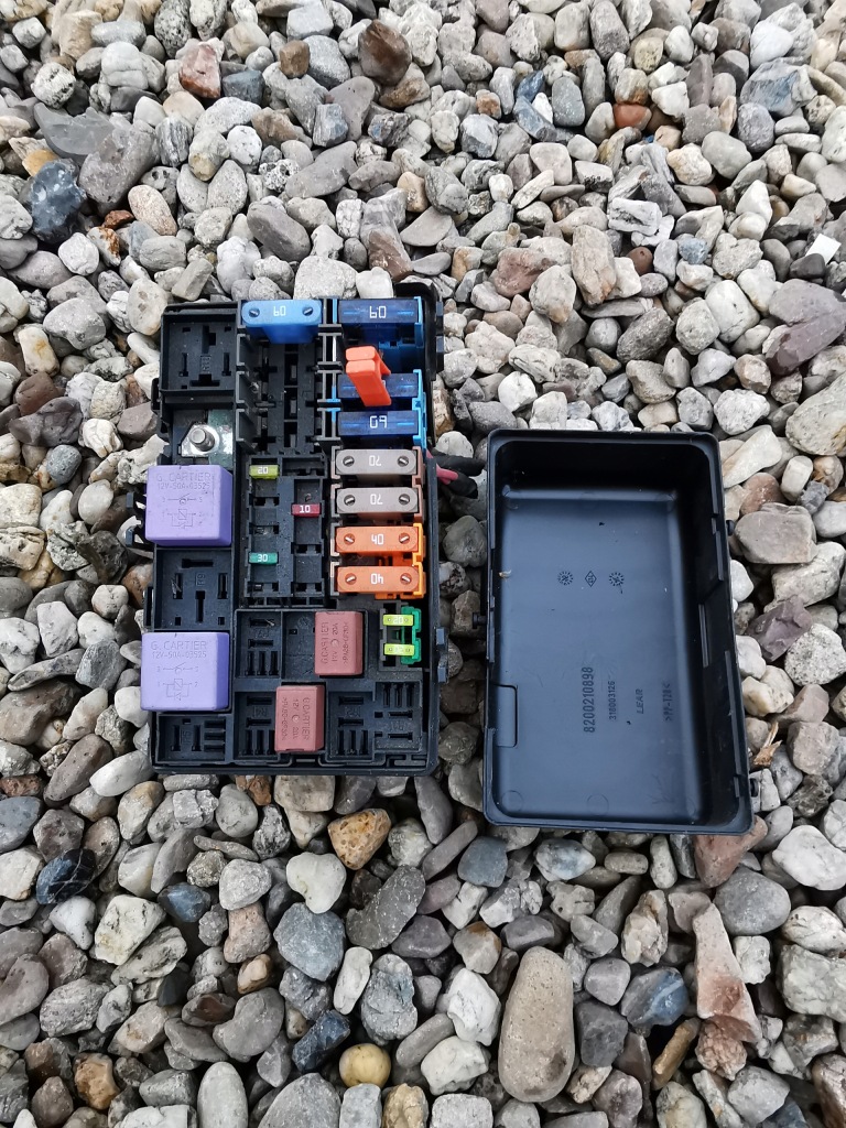 фото №1, Vel satis 2.0b коробка предохранителей 8200523721