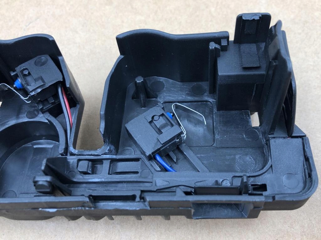 Вимикач засувка блокування капот двигуна merc w117 w156 w176 w242 a2468700558 в Україні