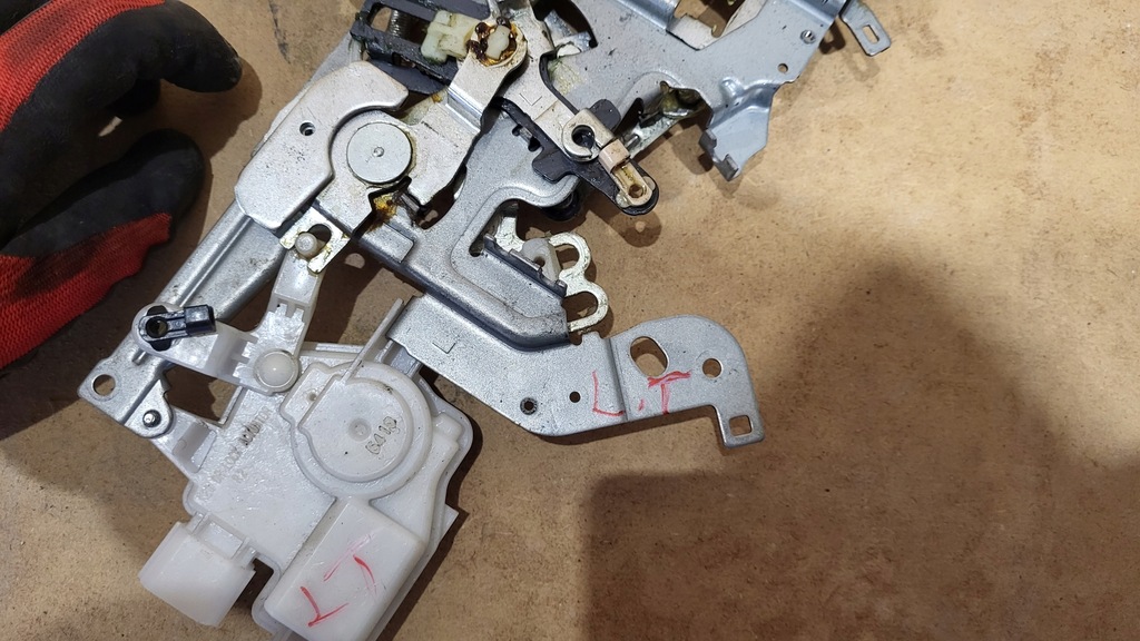 фото №4, Замок двері лівий задня mazda 5 cr 05-