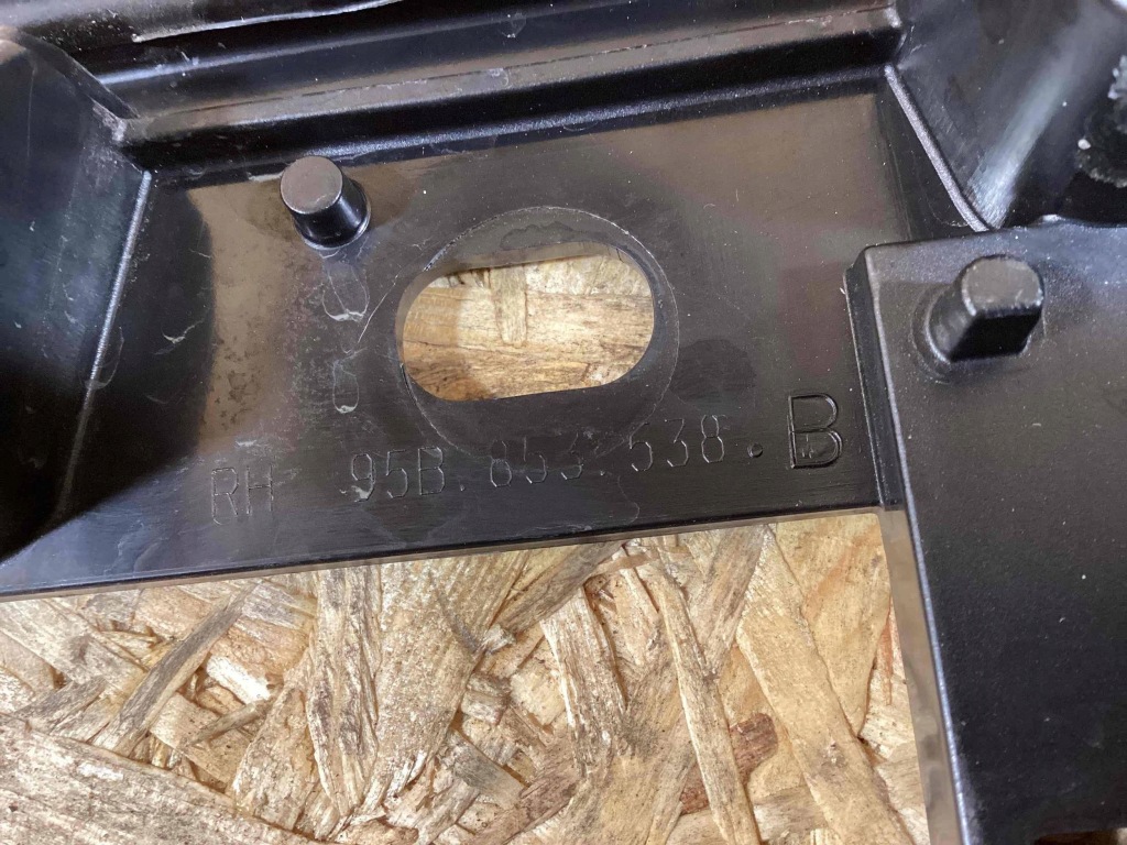 Porshe macan кронштейн порог правое 95b853538b с Разборки