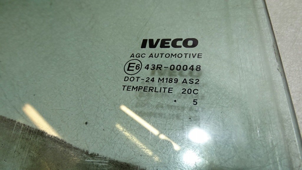 Стекло боковое  левая передняя дверь iveco daily 35s10 в Украине