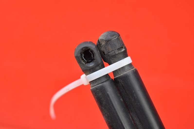 фото №6, Привод амортизаторы капот a2118800029 mercedes cls c219 w219 04-08