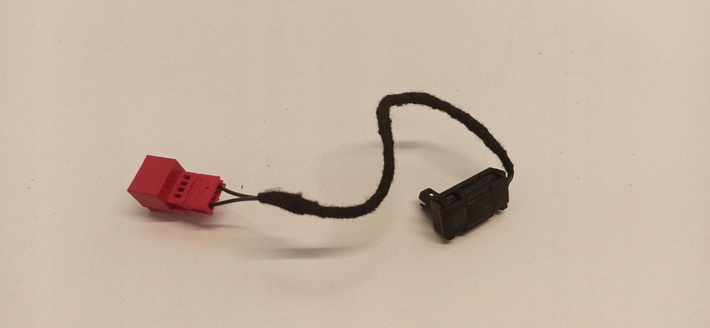 фото №1, Audi q3 лампа обшивка дверь 83a847355