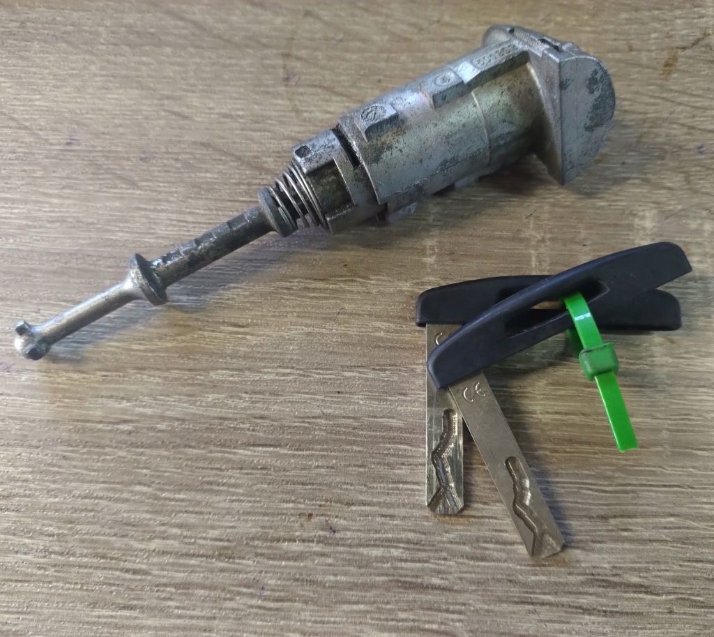 фото №1, Renault grand scenic iii 1.9 dci 130 km nv676 вкладка замка + 2 ключи