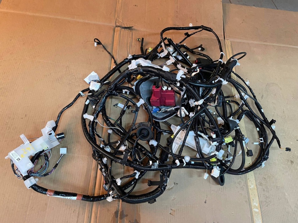 фото №1, Toyota yaris cross 2020- жгут электропроводка салона 82161-0uu80 1.5 гибрид