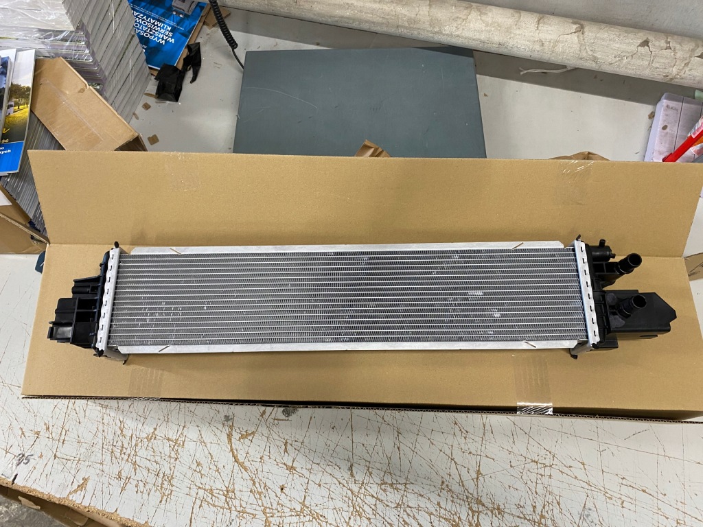 Интеркулер радиатор воздуха впускной renault trafic 3 2.0d Оригинал