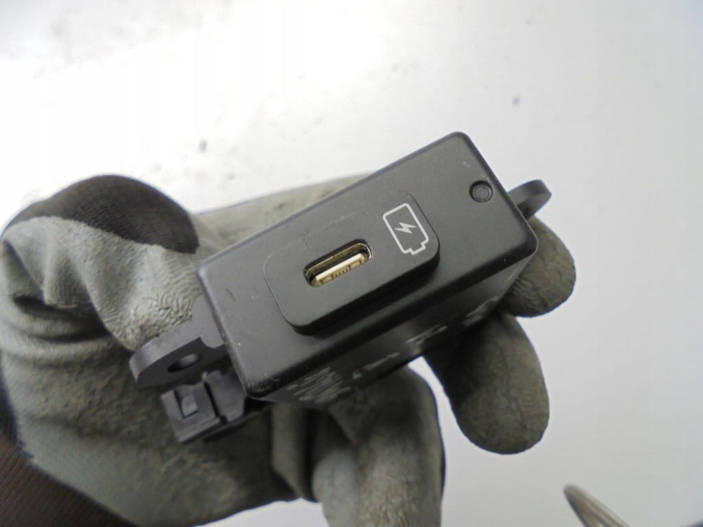 Купити Роз'єм port usb сидіння перед kia sportage v 2021-
